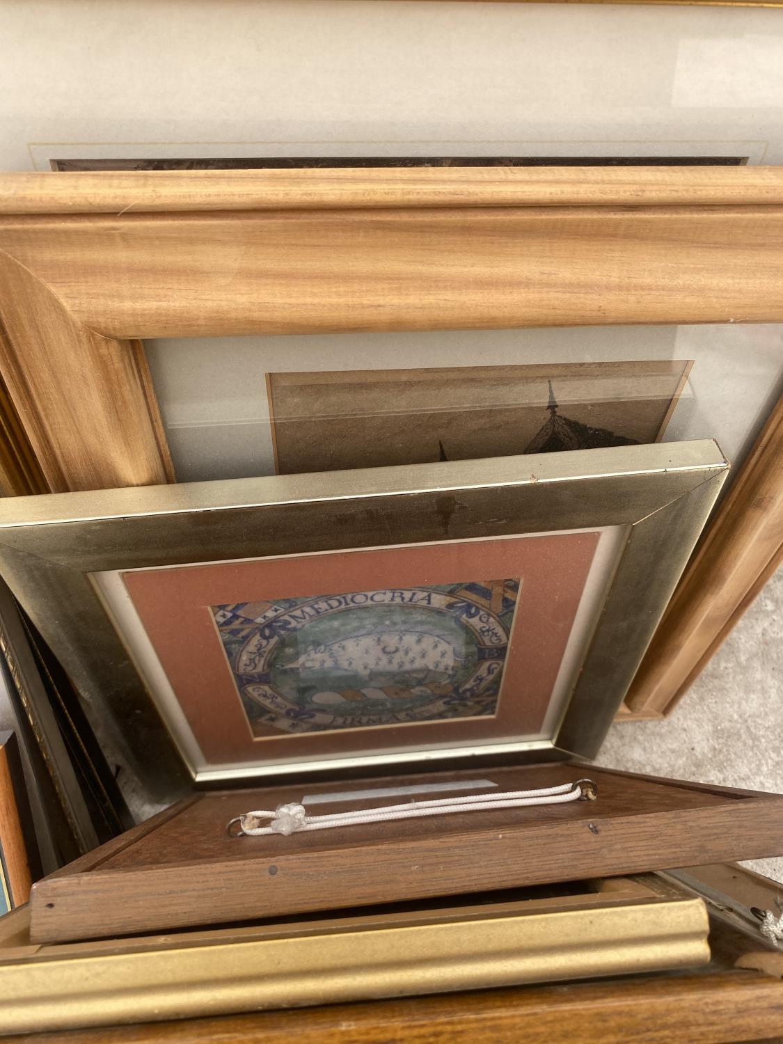 AN ASSORTMENT OF FRAMED PRINTS AND PICTURES - Image 5 of 5