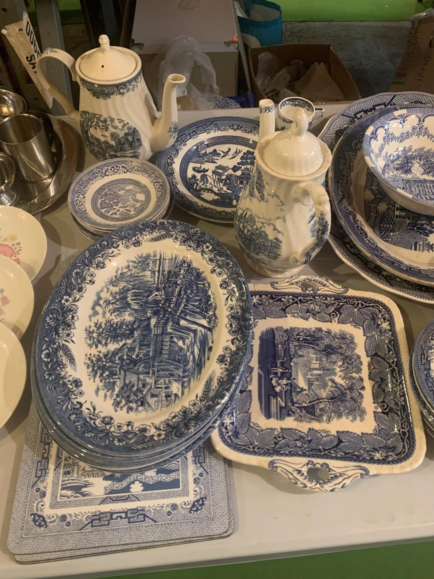 A LARGE ASSORTMENT OF BLUE AND WHITE DECORATIVE CERAMICS TO INCLUDE TEAPOTS, PLATES AND PLACE MATS - Image 2 of 4