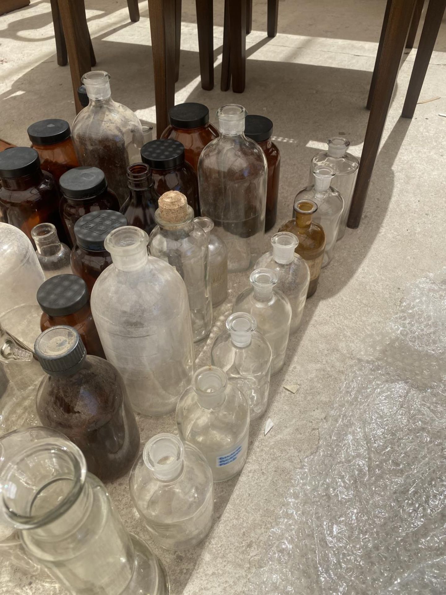 AN ASSORTMENT OF SCIENCE LAB BOTTLES AND JARS - Image 2 of 5