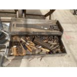 A VINTAGE JOINERS CHEST WITH AN ASSORTMENT OF TOOLS