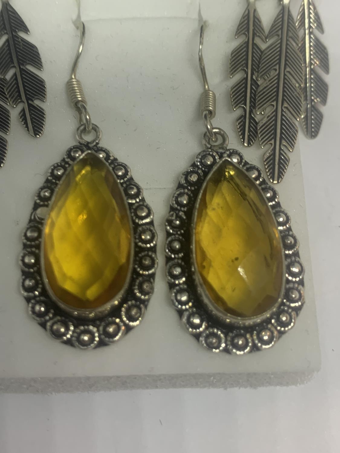 TWO PAIRS OF SILVER EARRINGS TO INCLUDE A FEATHER DESIGN WITH PEARLISED STONE AND AN AMBER - Image 2 of 3