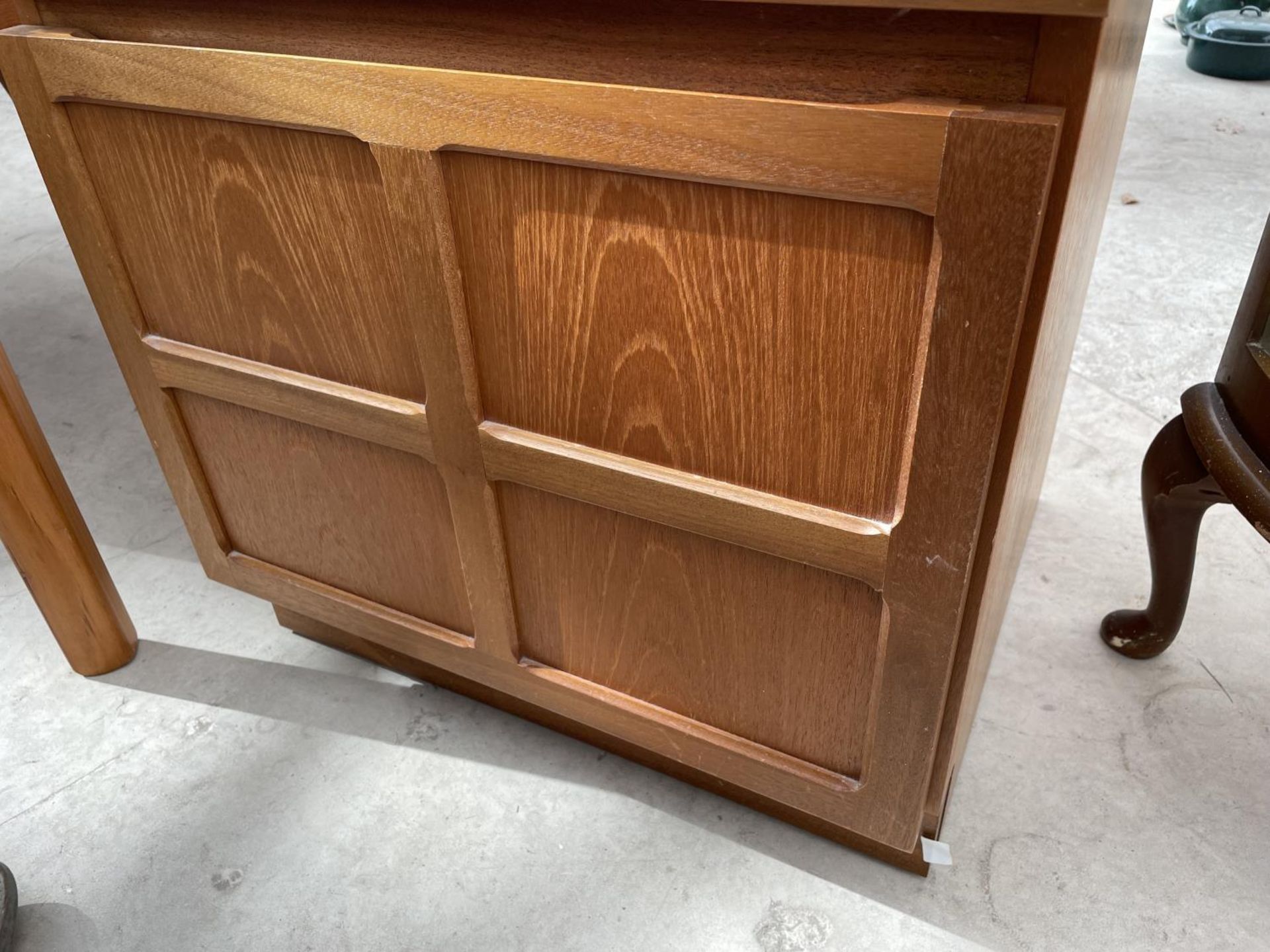 A RETRO TEAK PARKER KNOLL LOW CABINET WITH SINGLE PANELLED DOOR, 20.5" WIDE - Image 3 of 3