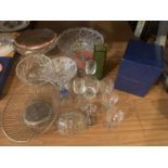 AN ASSORTMENT OF GLASS ITEMS TO INCLUDE A SILVER PLATE COMPORT AND DECORATIVE FRUIT BOWL