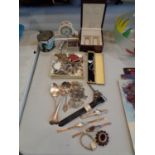 A SELECTION OF COSTUME JEWELLERY, WRISTWATCHES, A SMALL MANTLE CLOCK AND A WATCH BOX