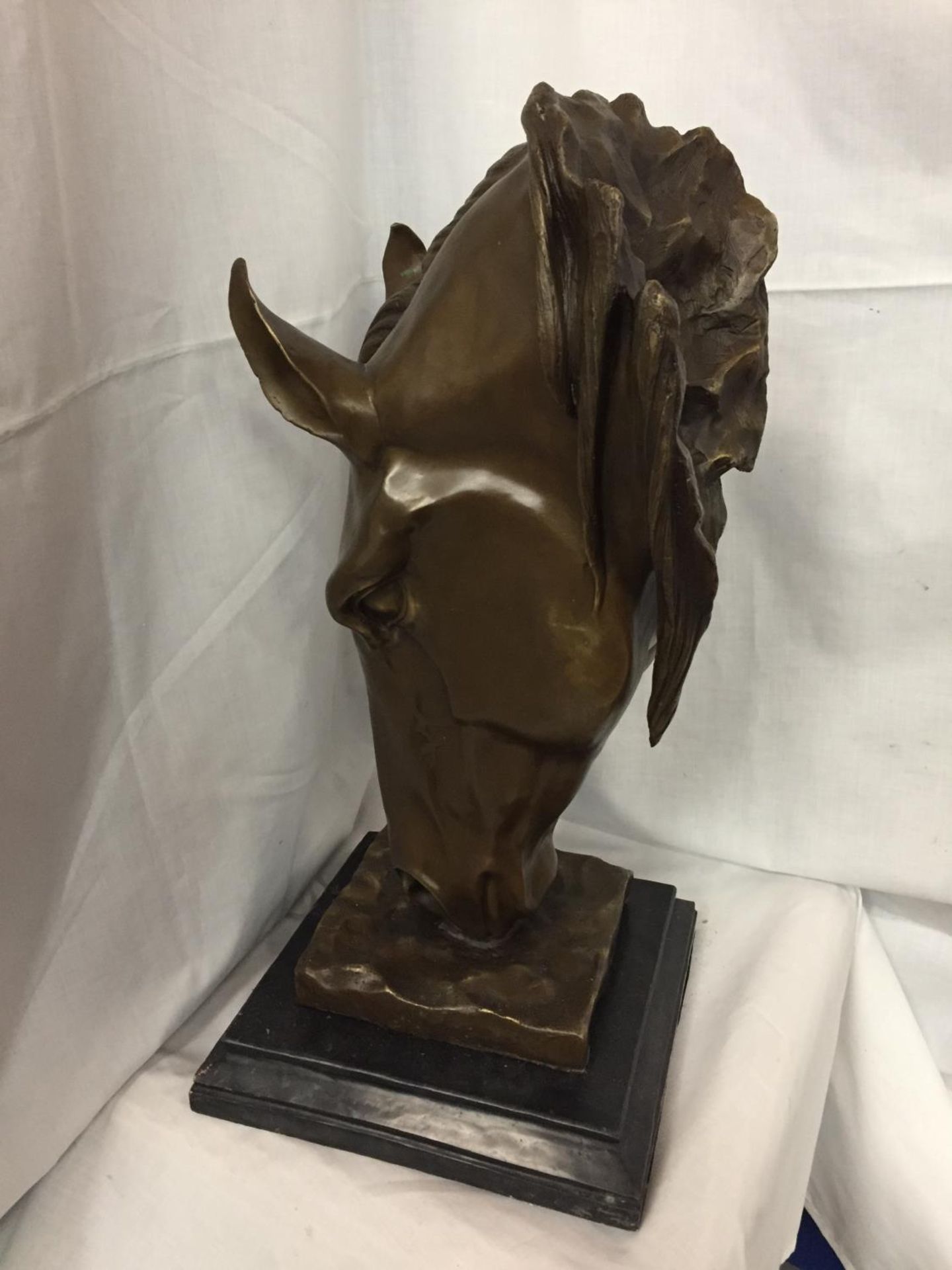 A LARGE BRONZE SCULPTURE OF A HORSE'S HEAD ON A MARBLE BASE 58CM HIGH - Image 3 of 3