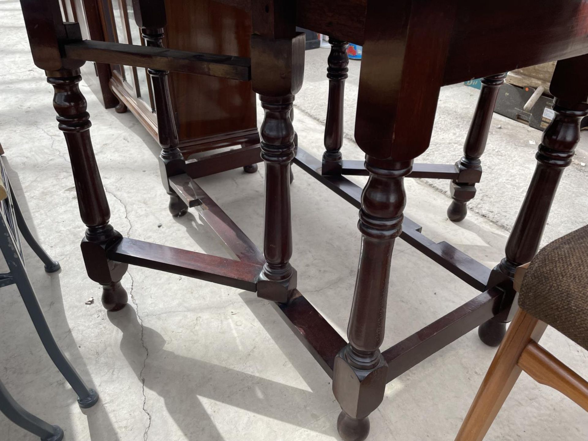 A MAHOGANY OVAL GATELEG DINING TABLE ON TURNED LEGS - Image 3 of 4