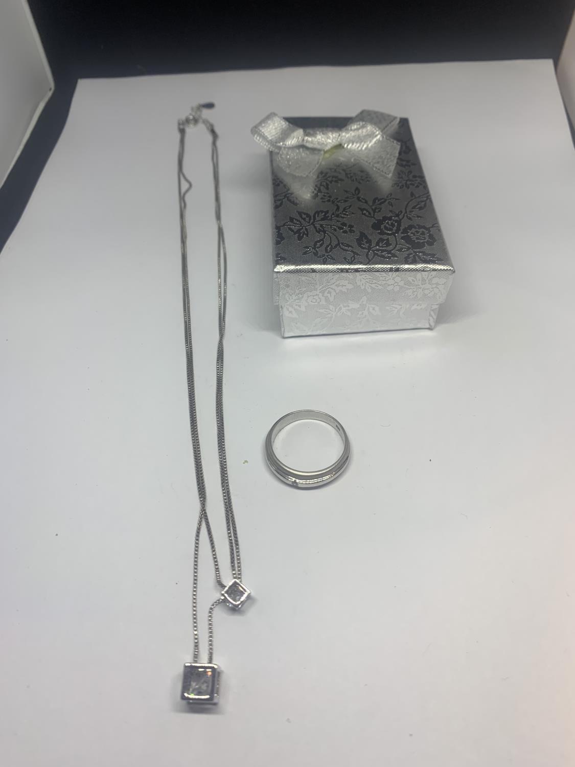 A DOUBLE STRAND SILVER NECKLACE WITH CLEAR STONE CUBE PENDANTS AND A SILVER RING WITH CLEAR STONE IN