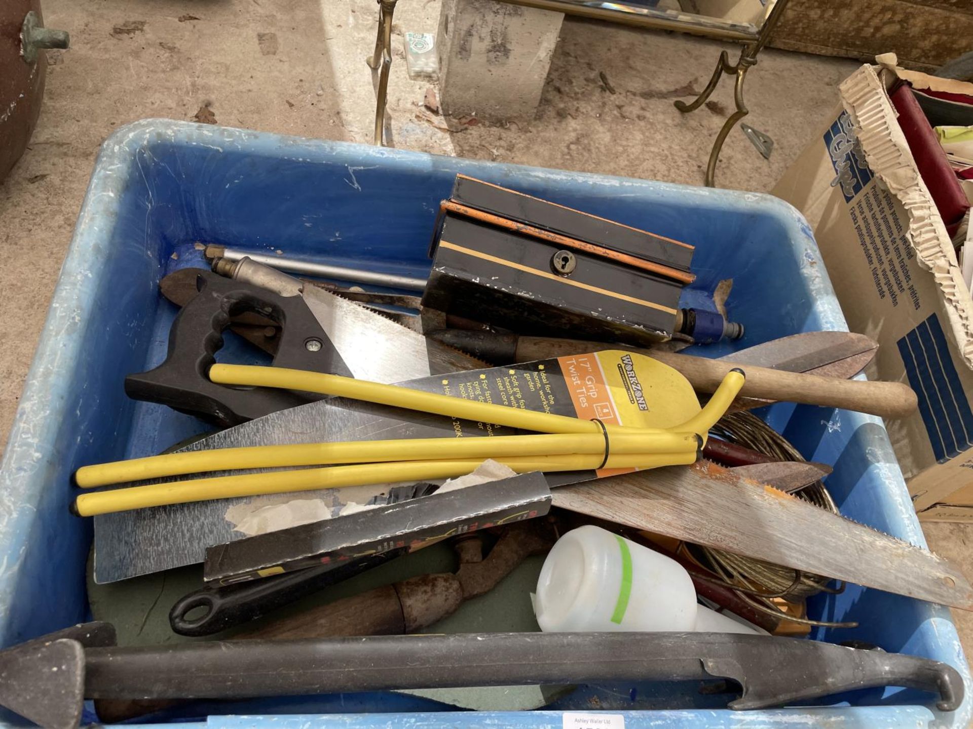 AN ASSORTMENT OF TOOLS TO INCLUDE SAWS, SHEARS AND LANCES ETC - Image 4 of 4