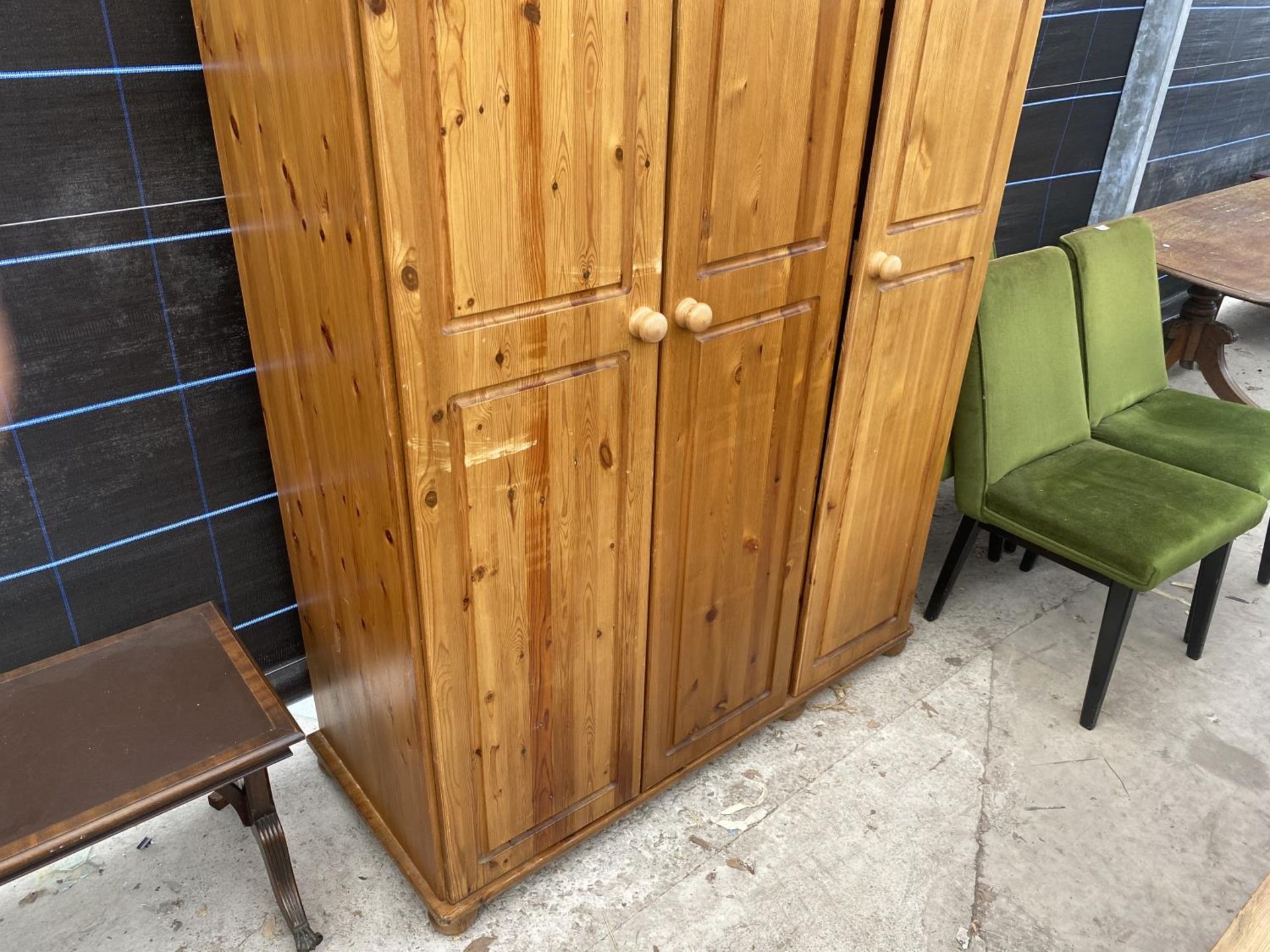 A MODERN PINE THREE DOOR WARDROBE - Image 2 of 5