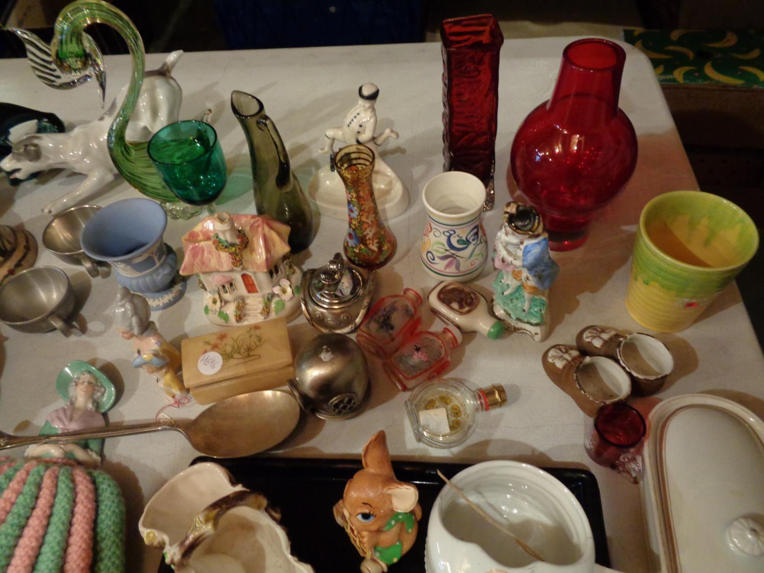 A MIXED SELECTION OF ITEMS TO INCLUDE SMALL VASES, A TRINKET TRAY AND SOME CERAMIC ITEMS - Image 4 of 5