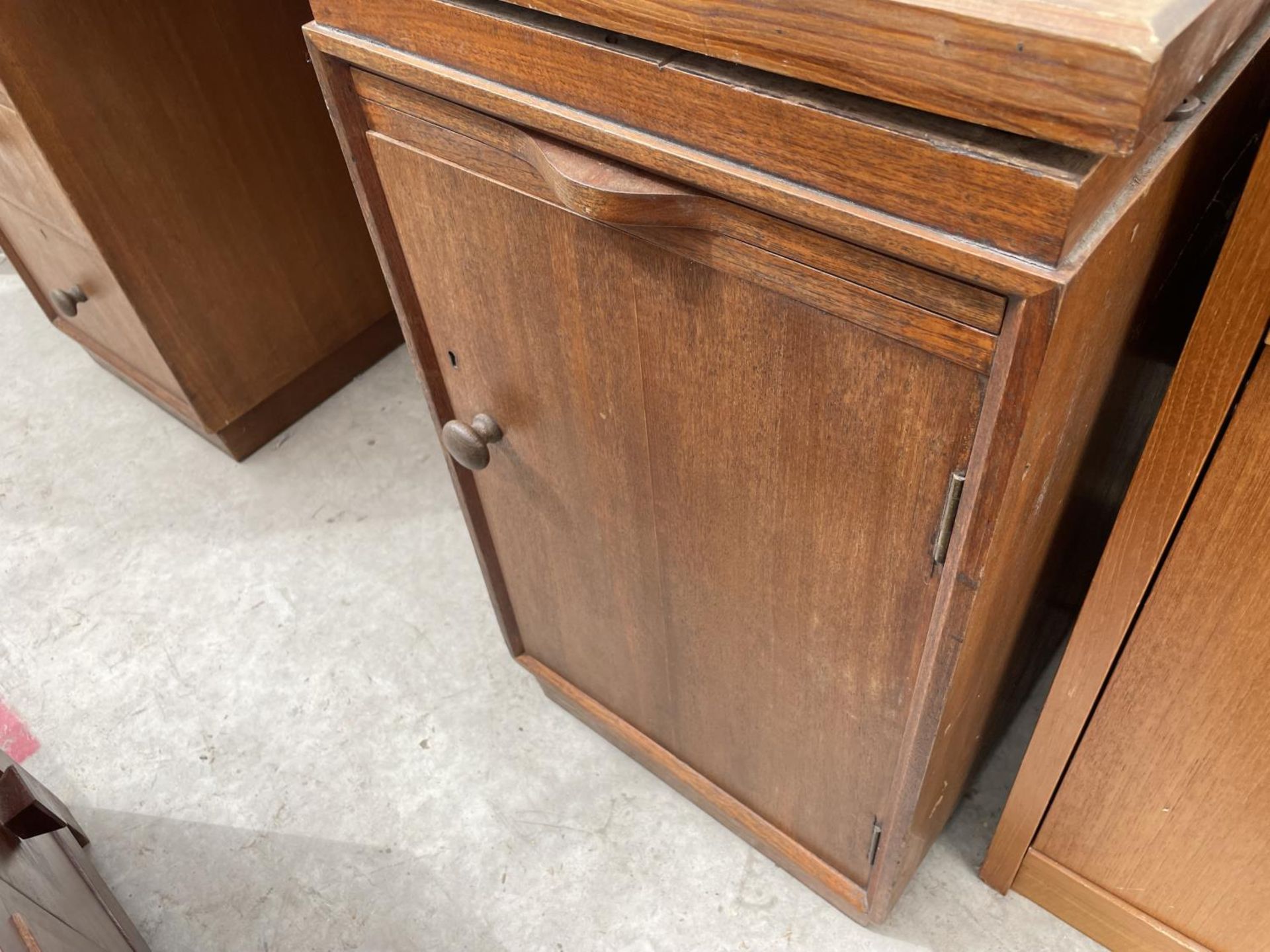 A MID 20TH CENTURY TWIN PEDESTAL DESK ENCLOSING DRAWERS AND SLIDES WITH PINE TOP, 54X29.5" - Image 4 of 4