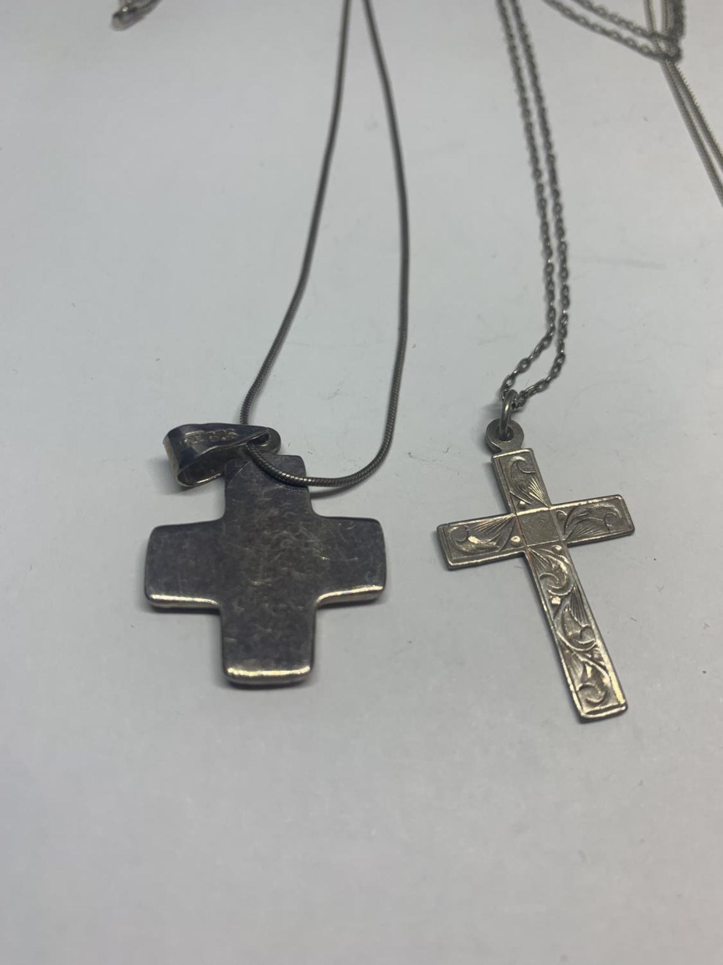 FOUR SILVER NECKLACES WITH CROSS PENDANTS IN A PRESENTATION BOX - Image 2 of 3