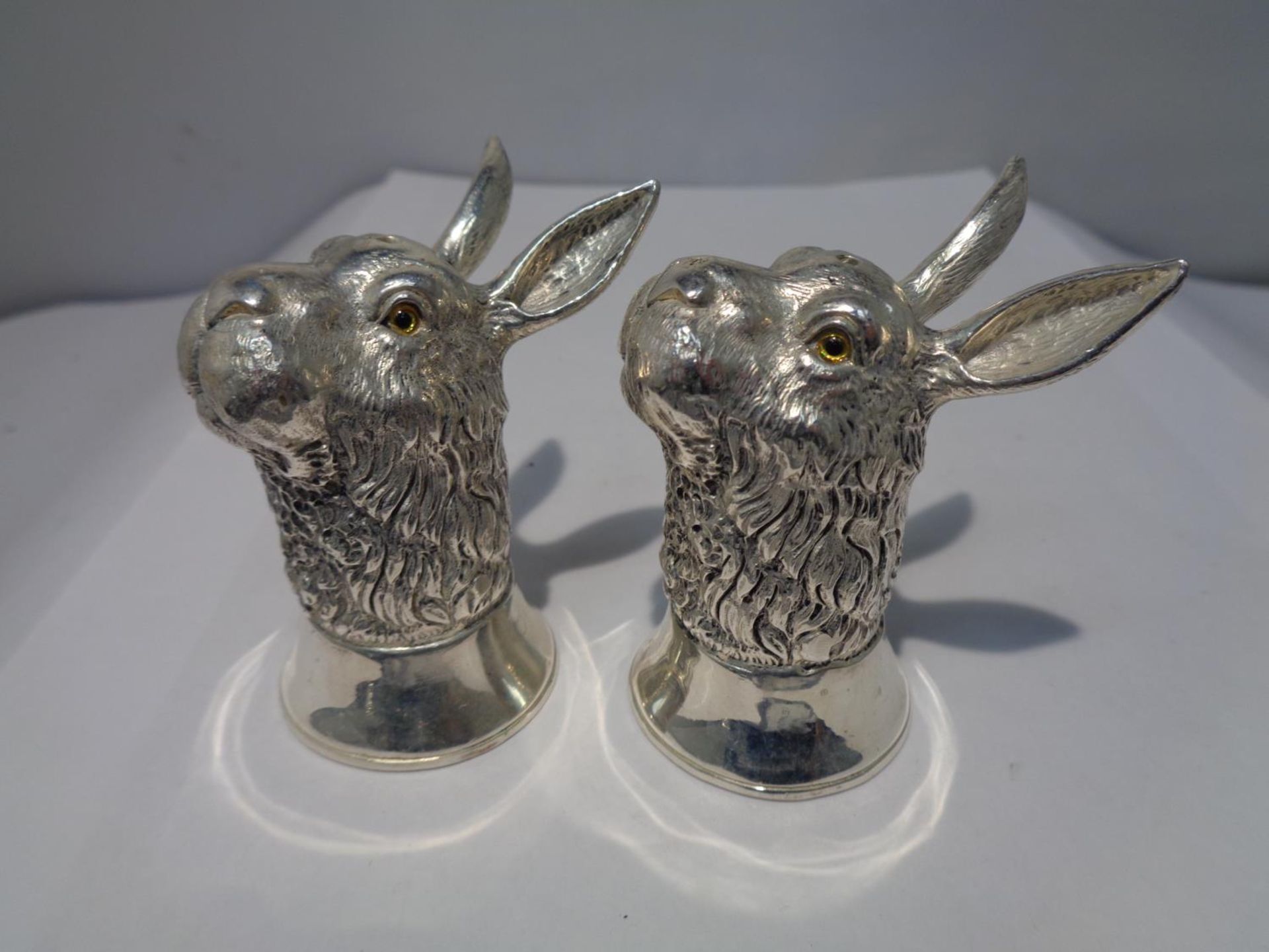 A PAIR OF HEAVY SILVER PLATED HARE DESIGN SALT POTS - Image 2 of 3