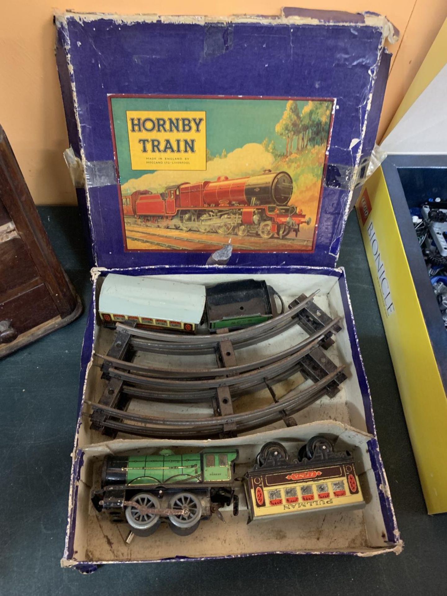 A BOXED VINTAGE HORNBY TRAIN SET TO INCLUDE AN ENGINE WITH TENDER, TWO PULLMAN CARRIAGES AND TRACK