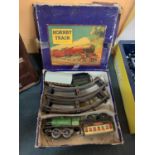 A BOXED VINTAGE HORNBY TRAIN SET TO INCLUDE AN ENGINE WITH TENDER, TWO PULLMAN CARRIAGES AND TRACK