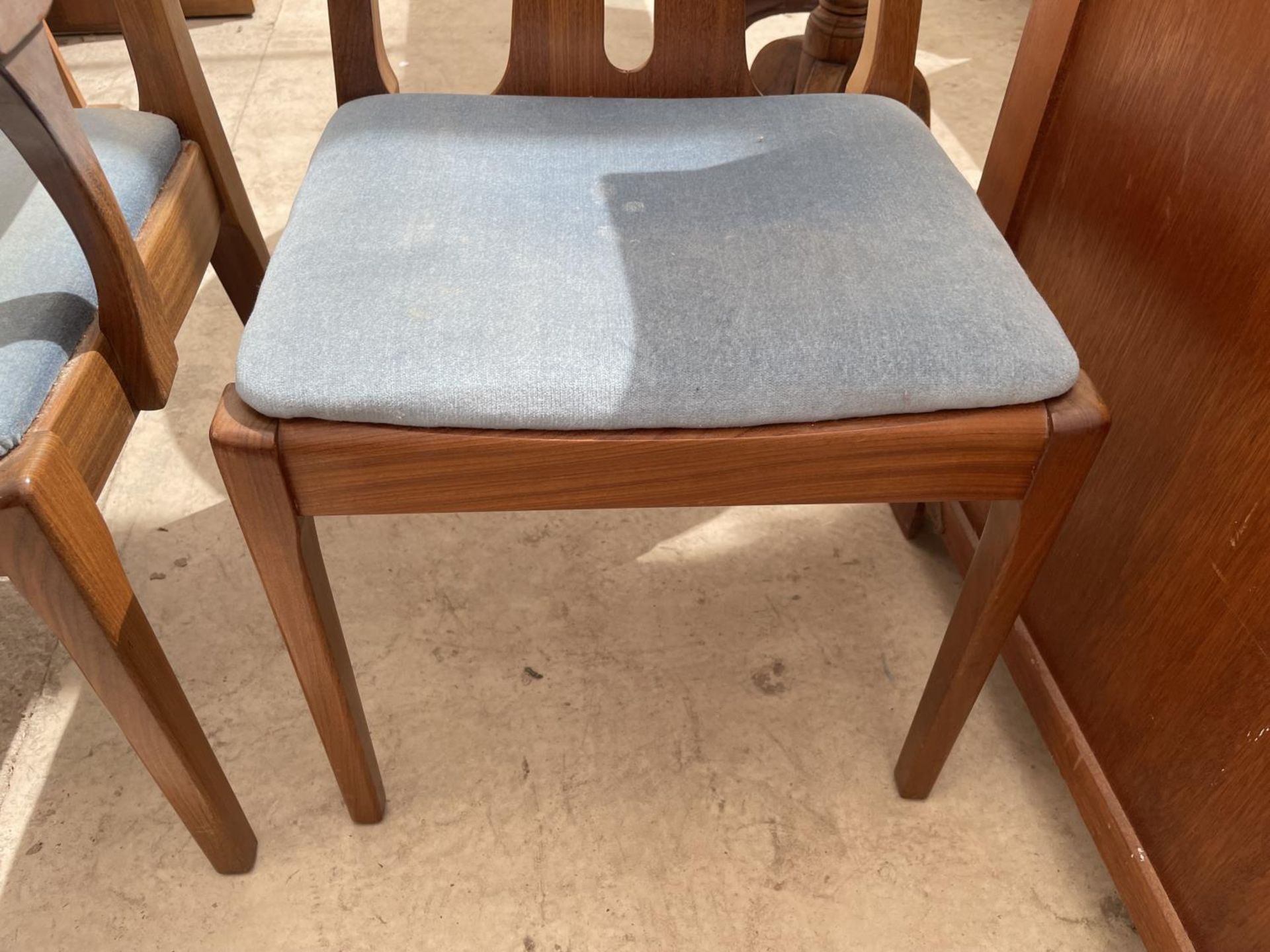 A NATHAN RETRO TEAK EXTENDING DINING TABLE WITH FOUR DINING CHAIRS AND TWO CARVERS - Image 8 of 9