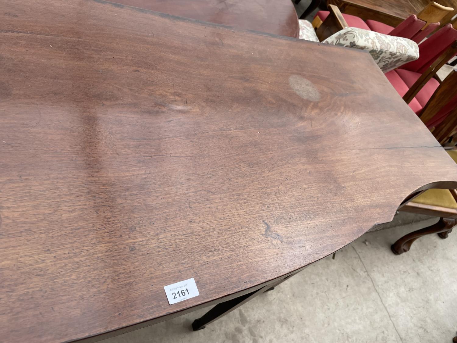 A 19TH CENTURY MAHOGANY AND INLAID SIDEBOARD ENCLOSING FOUR DRAWERS, ON TAPERED LEGS, WITH SPADE - Image 3 of 7