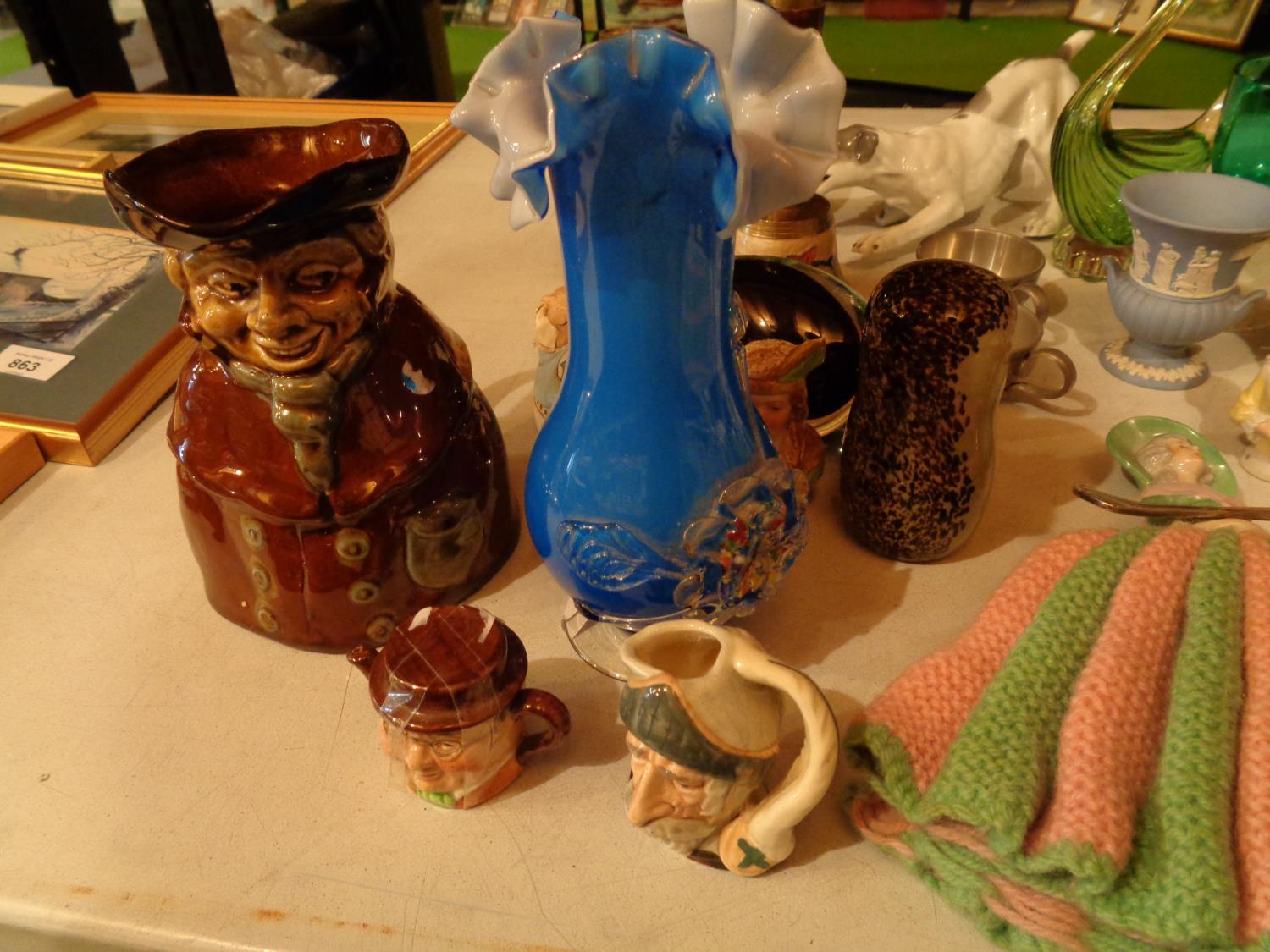 A MIXED SELECTION OF ITEMS TO INCLUDE SMALL VASES, A TRINKET TRAY AND SOME CERAMIC ITEMS - Image 2 of 5