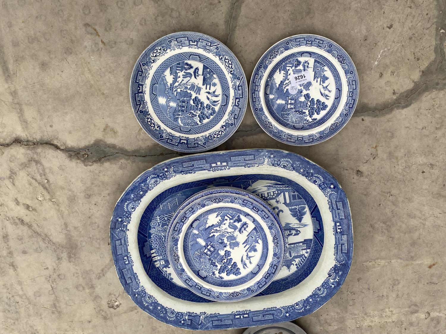 A LARGE BLUE AND WHITE CERAMIC MEAT PLATE AND FURTHER BLUE AND WHITE DINNER PLATES - Image 4 of 4