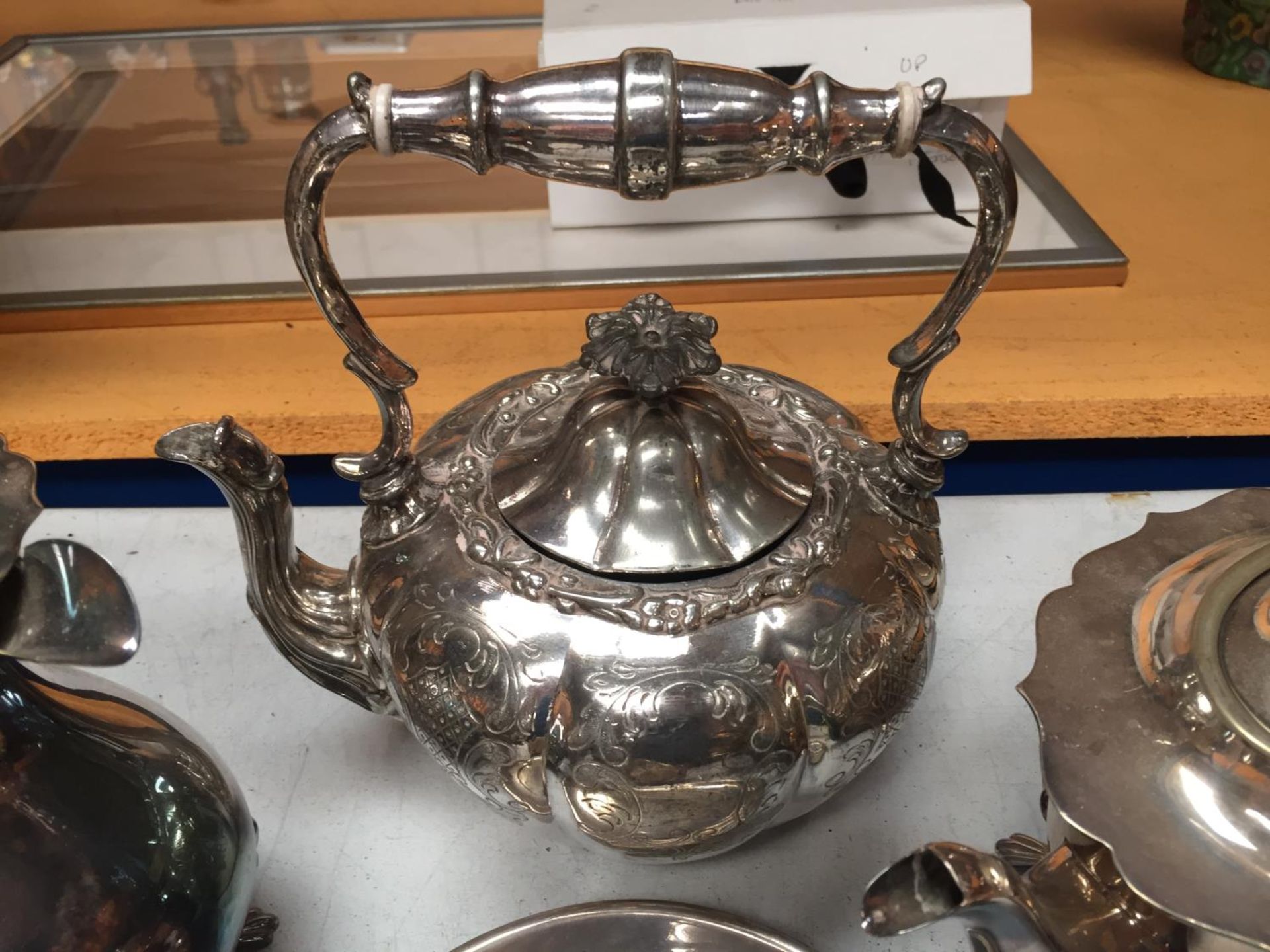 A SELECTION OF SILVER PLATED ITEMS TO INCLUDE TEA POTS, SUGAR BOWL AND TWO FURTHER ITEMS - Image 3 of 5