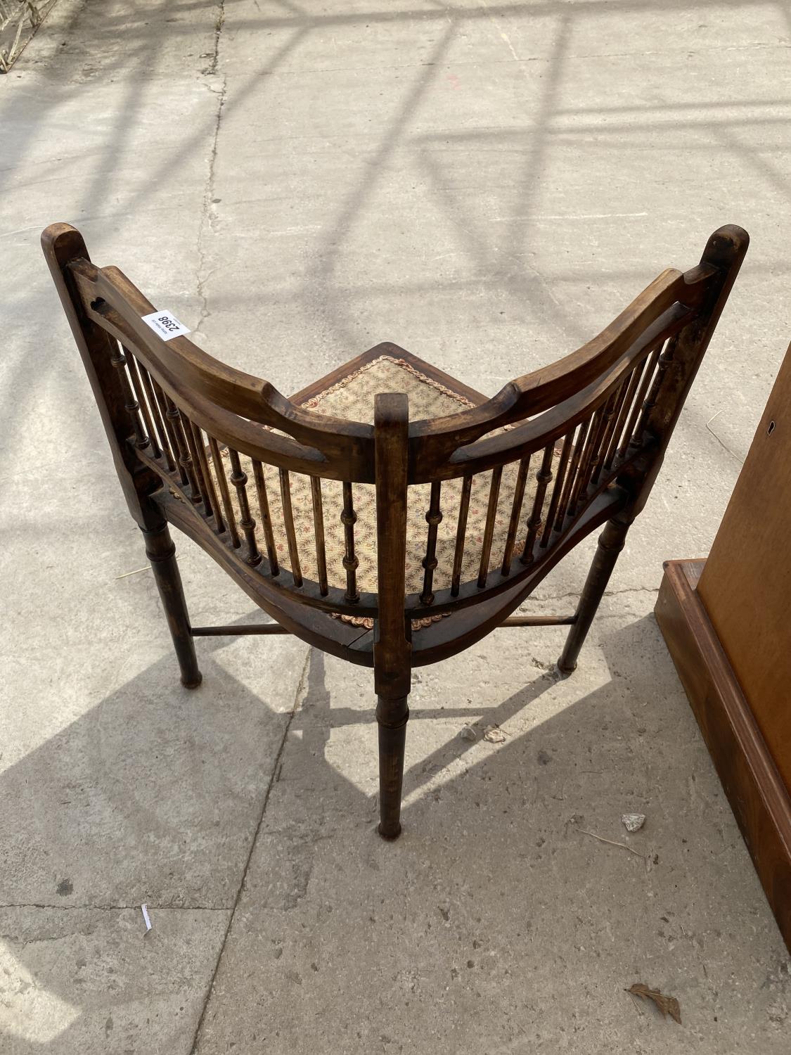 AN EDWARDIAN BEECH CORNER CHAIR WITH TURNED BACK SPINDLE - Image 4 of 5