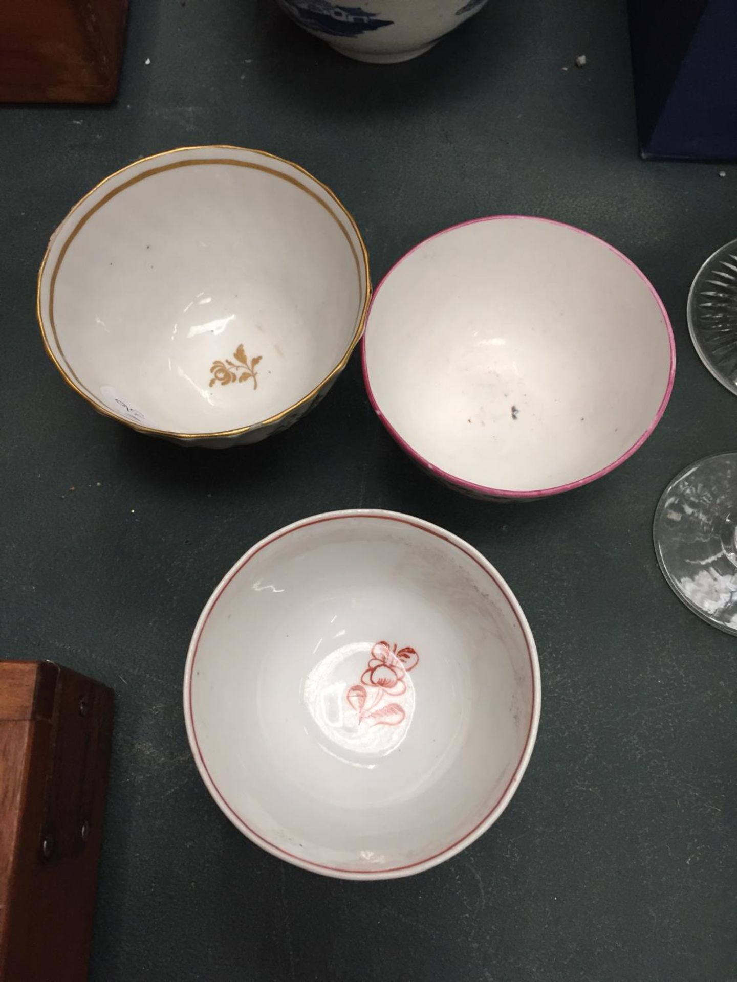 A COLLECTION OF 18TH/19TH CENTURY TEA BOWLS