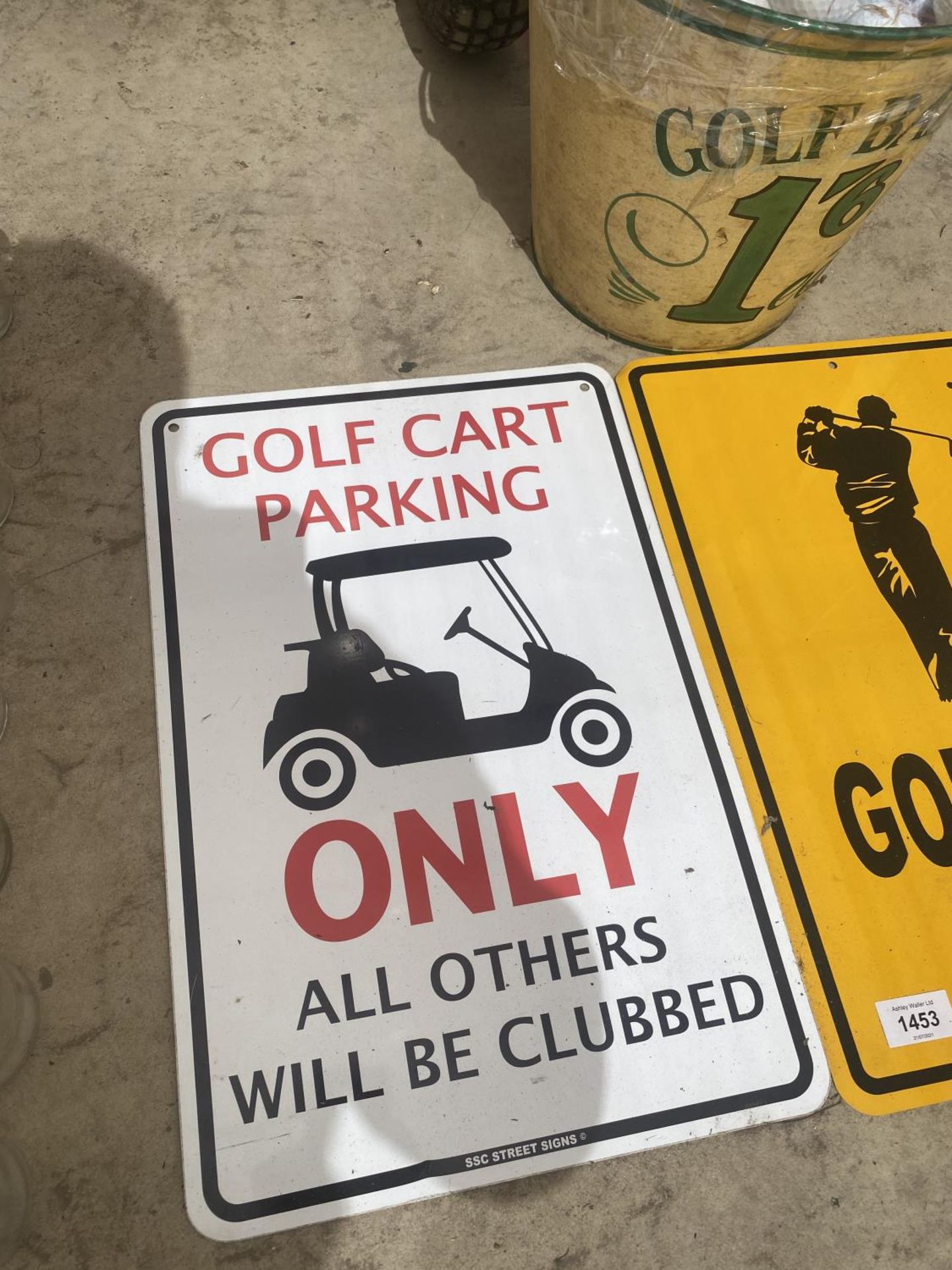 A LARGE QUANTITY OF GOLF BALLS, TWO GOLF RELATED SIGNS AND A GOLF BUCKET - Image 2 of 4