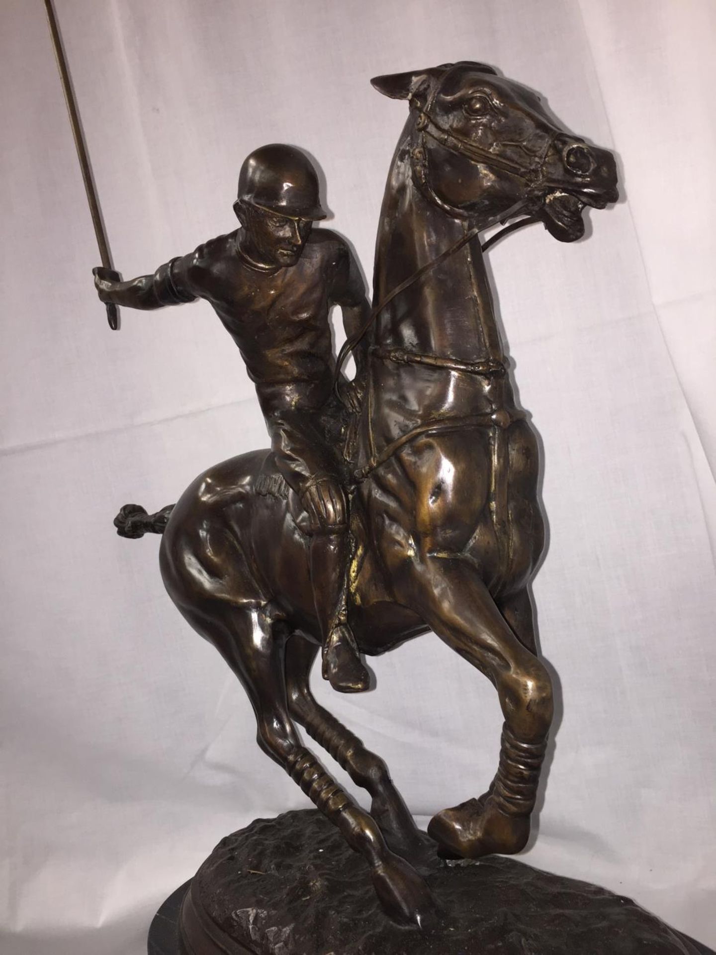 A LARGE BRONZE STATUE OF A POLO PLAYER ON A MARBLE BASE 54CM LENGTH (TAIL TO NOSE) X 60CM HEIGHT - Image 4 of 4