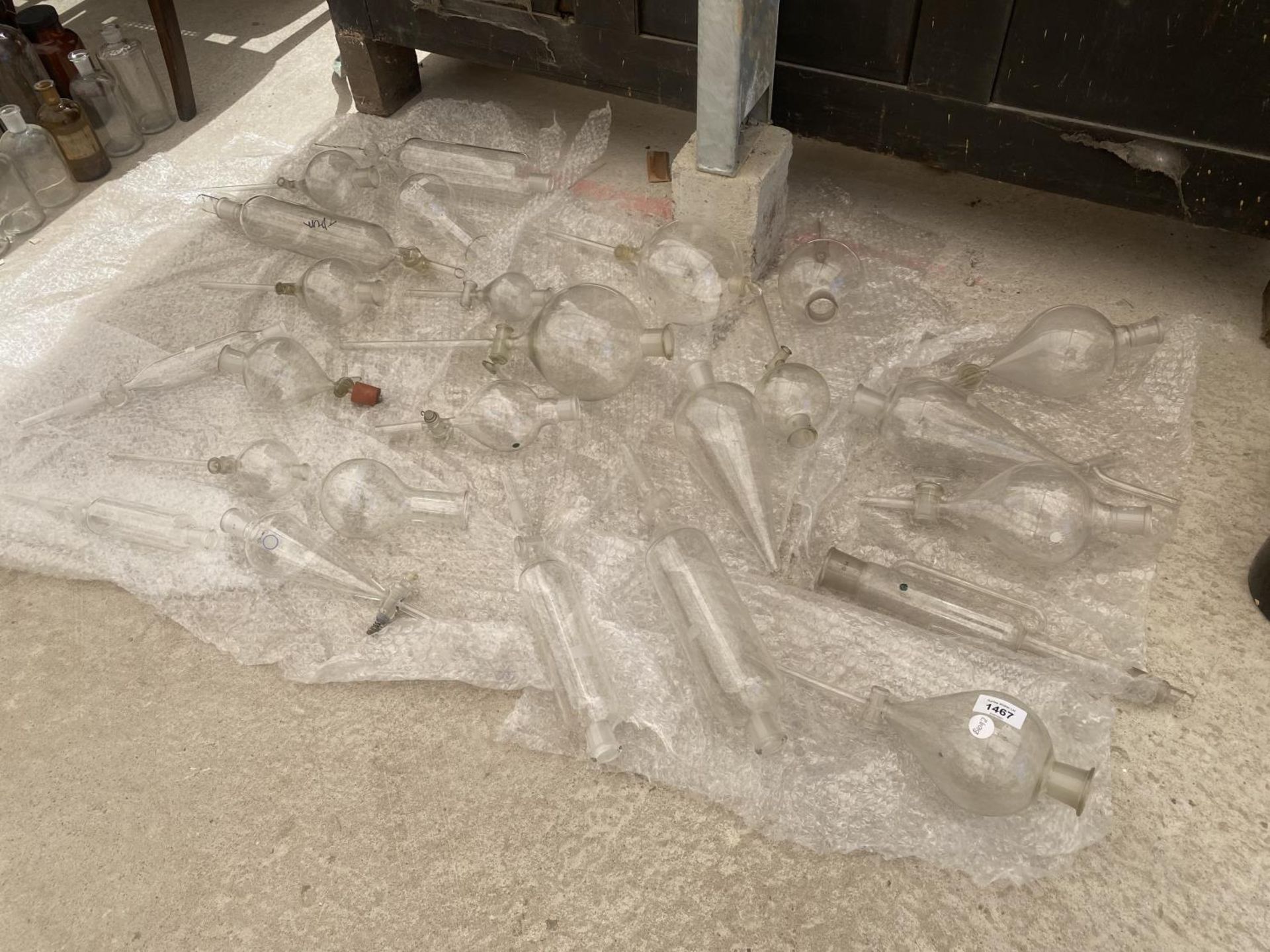 AN ASSORTMENT OF SCIENTIFIC GLASS BOTTLES AND VESSELS