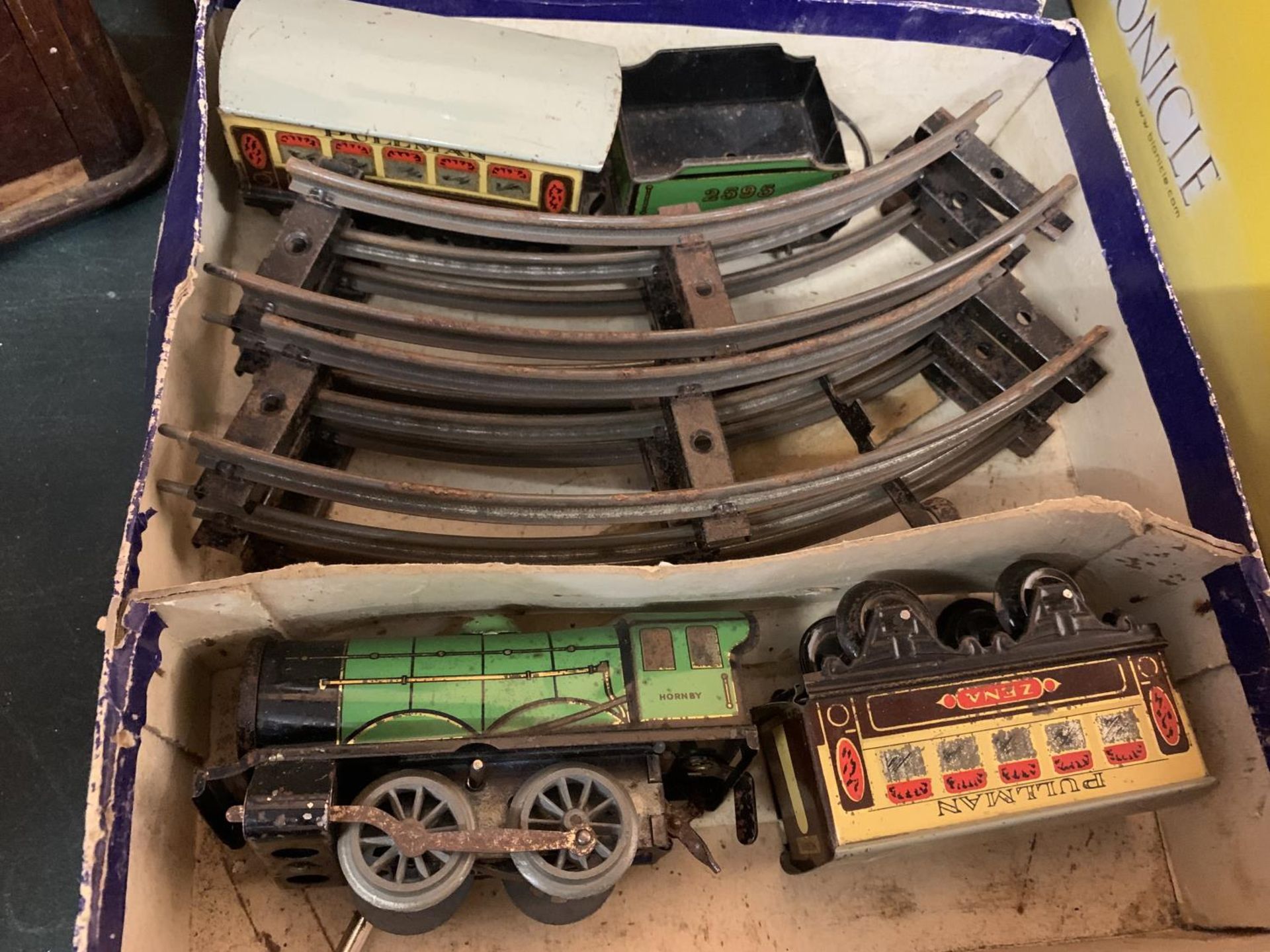 A BOXED VINTAGE HORNBY TRAIN SET TO INCLUDE AN ENGINE WITH TENDER, TWO PULLMAN CARRIAGES AND TRACK - Image 2 of 4