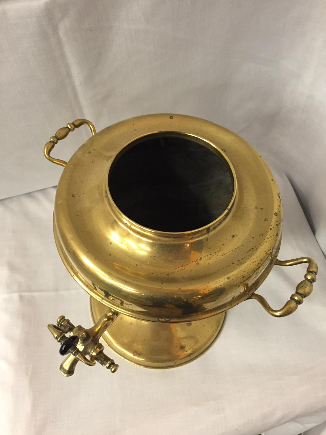 A LARGE VINTAGE BRASS TEA/WATER URN - Image 4 of 4