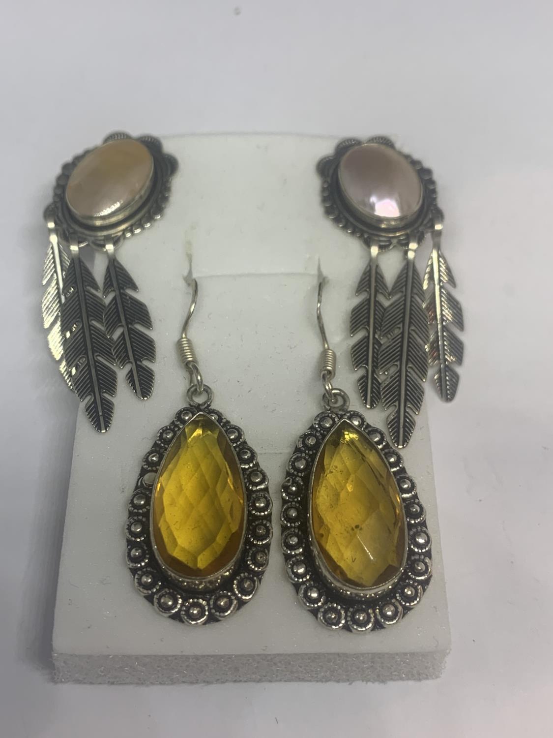 TWO PAIRS OF SILVER EARRINGS TO INCLUDE A FEATHER DESIGN WITH PEARLISED STONE AND AN AMBER