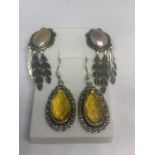 TWO PAIRS OF SILVER EARRINGS TO INCLUDE A FEATHER DESIGN WITH PEARLISED STONE AND AN AMBER