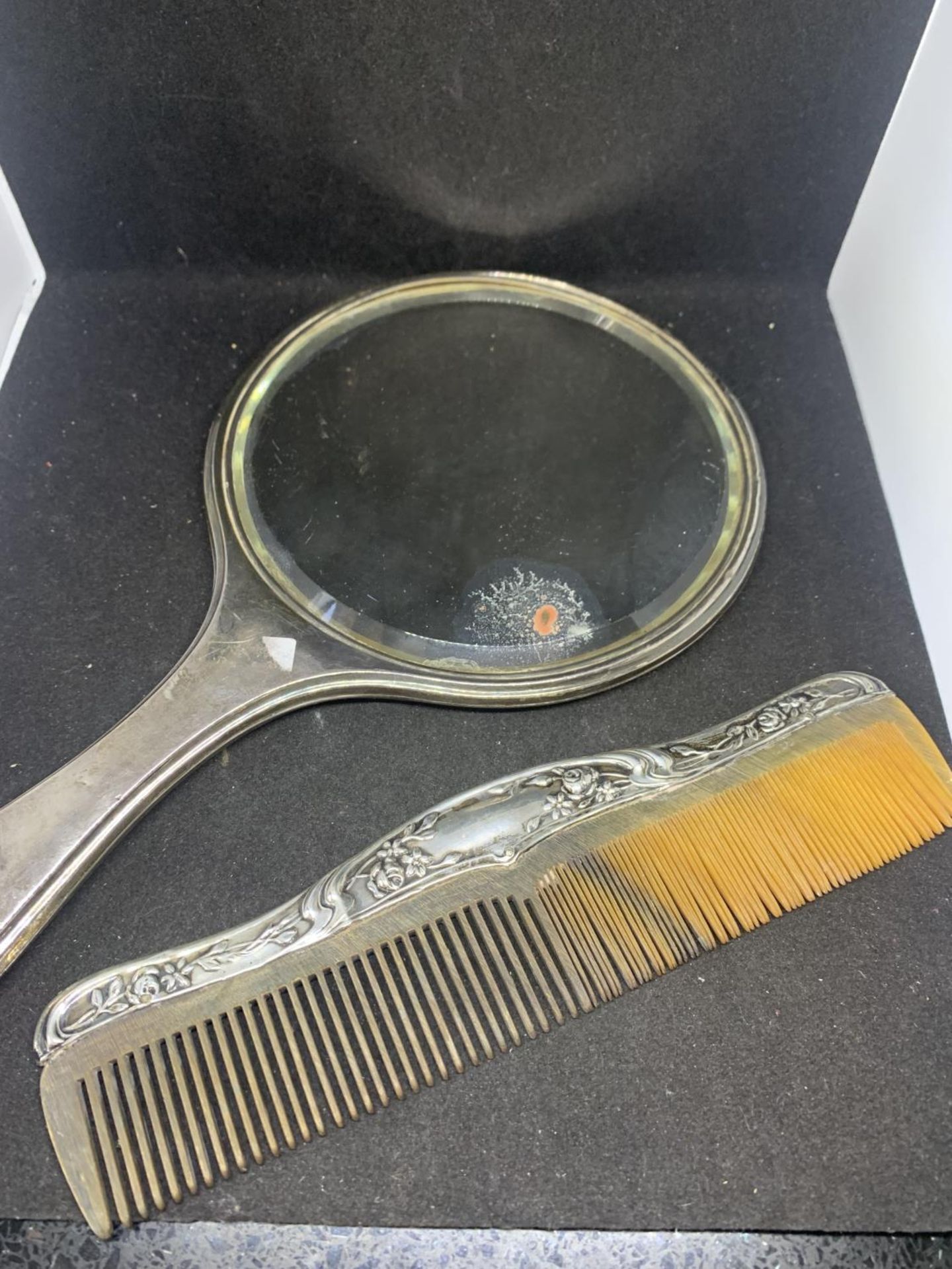 A HALLMARKED BIRMINGHAM SILVER MIRROR AND COMB - Image 2 of 2