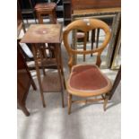 AN EDWARDIAN BEDROOM CHAIR AND TWO TIER JARDINIER STAND