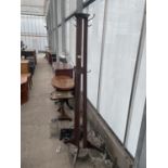 AN EARLY 20TH CENTURY MAHOGANY COAT/HAT STAND ON THREE TAPERING COLUMNS