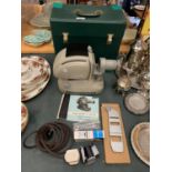 A VINTAGE 'NORIS TRUMPF 300 AIRFLOW' SLIDE PROJECTOR TO INCLUDE CARRY CASE AND ACCESSORIES