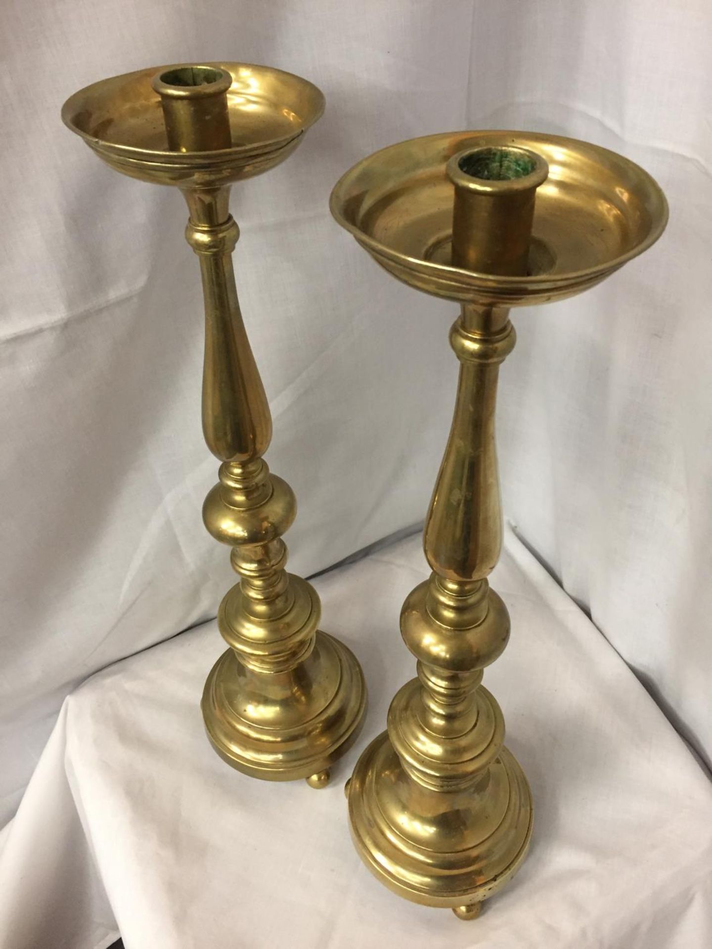 A PAIR OF TALL BRASS CANDLESTICKS HEIGHT 56CM - Image 2 of 3