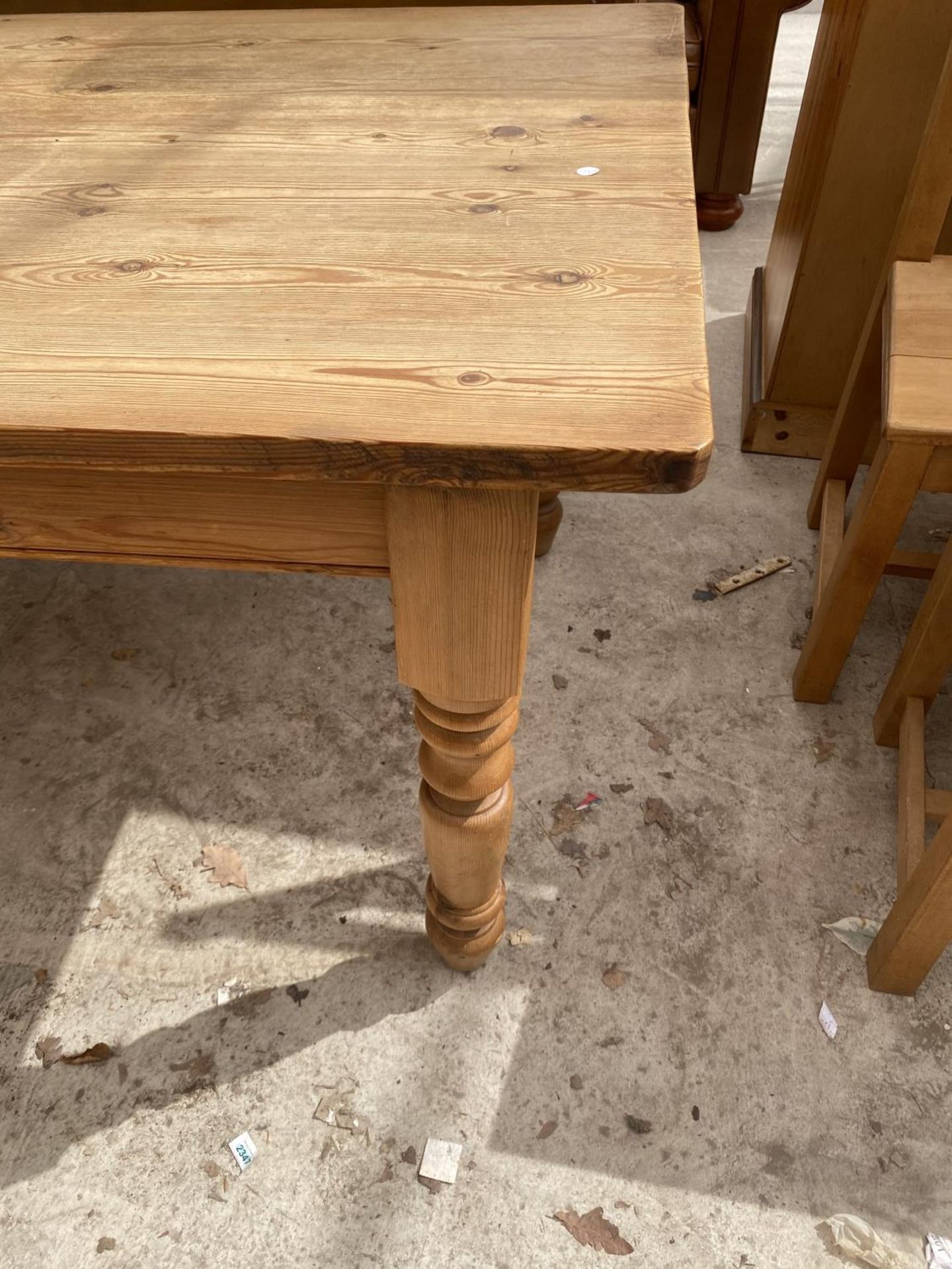 A VICTORIAN STYLE PINE KITCHEN TABLE ON TURNED LEGS, 72X35" - Image 2 of 4