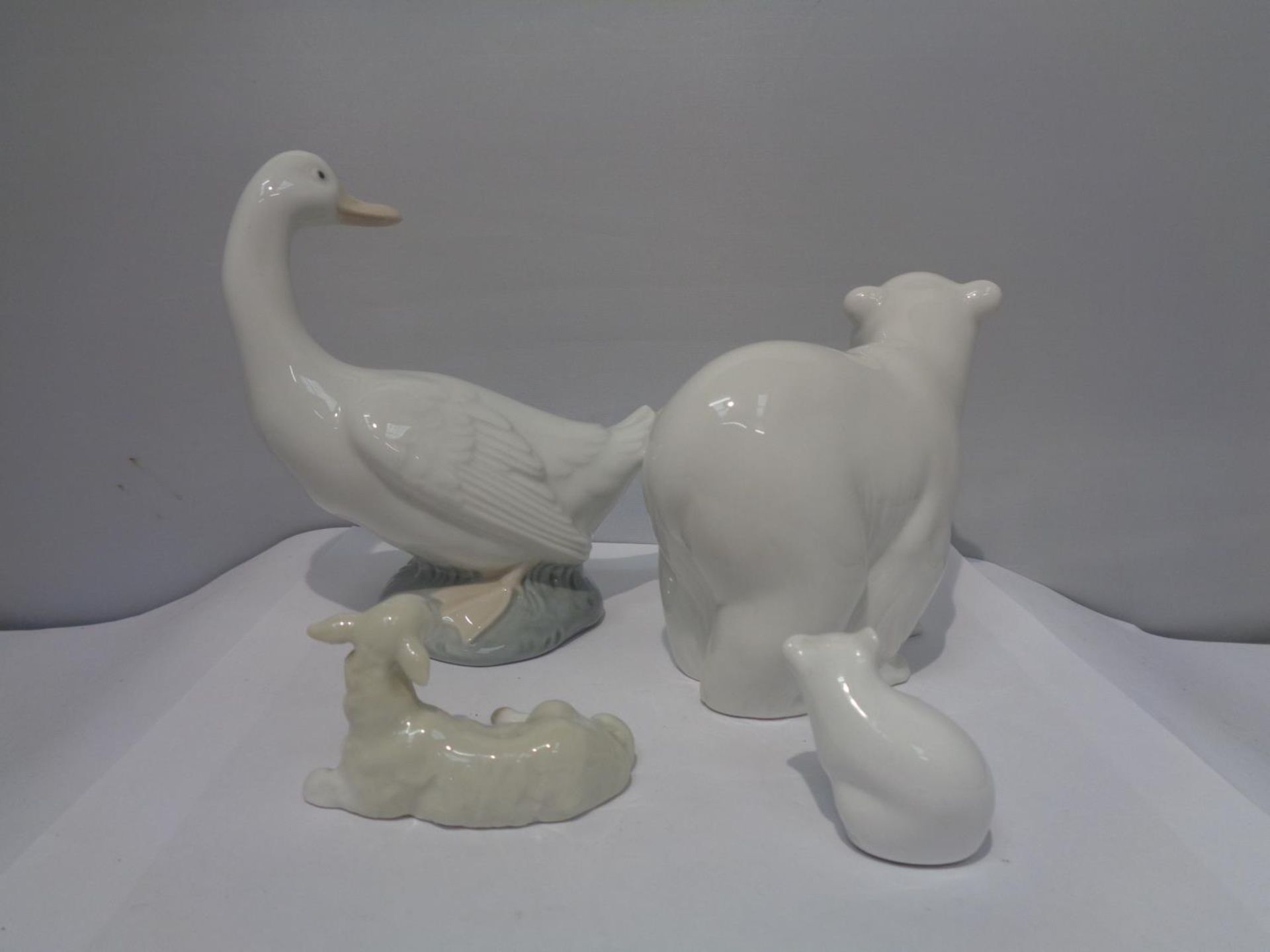 FOUR EXAMPLES OF CERAMIC ANIMALS TO INCLUDE A NAO DUCK, A LLADRO POLAR BEAR AND LAMB - Image 2 of 3