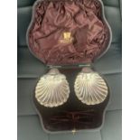 A PAIR OF HALLMARKED LONDON SILVER OYSTER SHELL STYLE DISHES WITH A PRESENTATION BOX ROBERT JONES