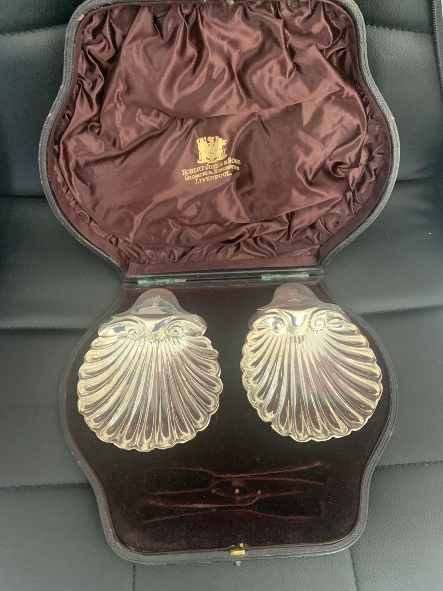 A PAIR OF HALLMARKED LONDON SILVER OYSTER SHELL STYLE DISHES WITH A PRESENTATION BOX ROBERT JONES