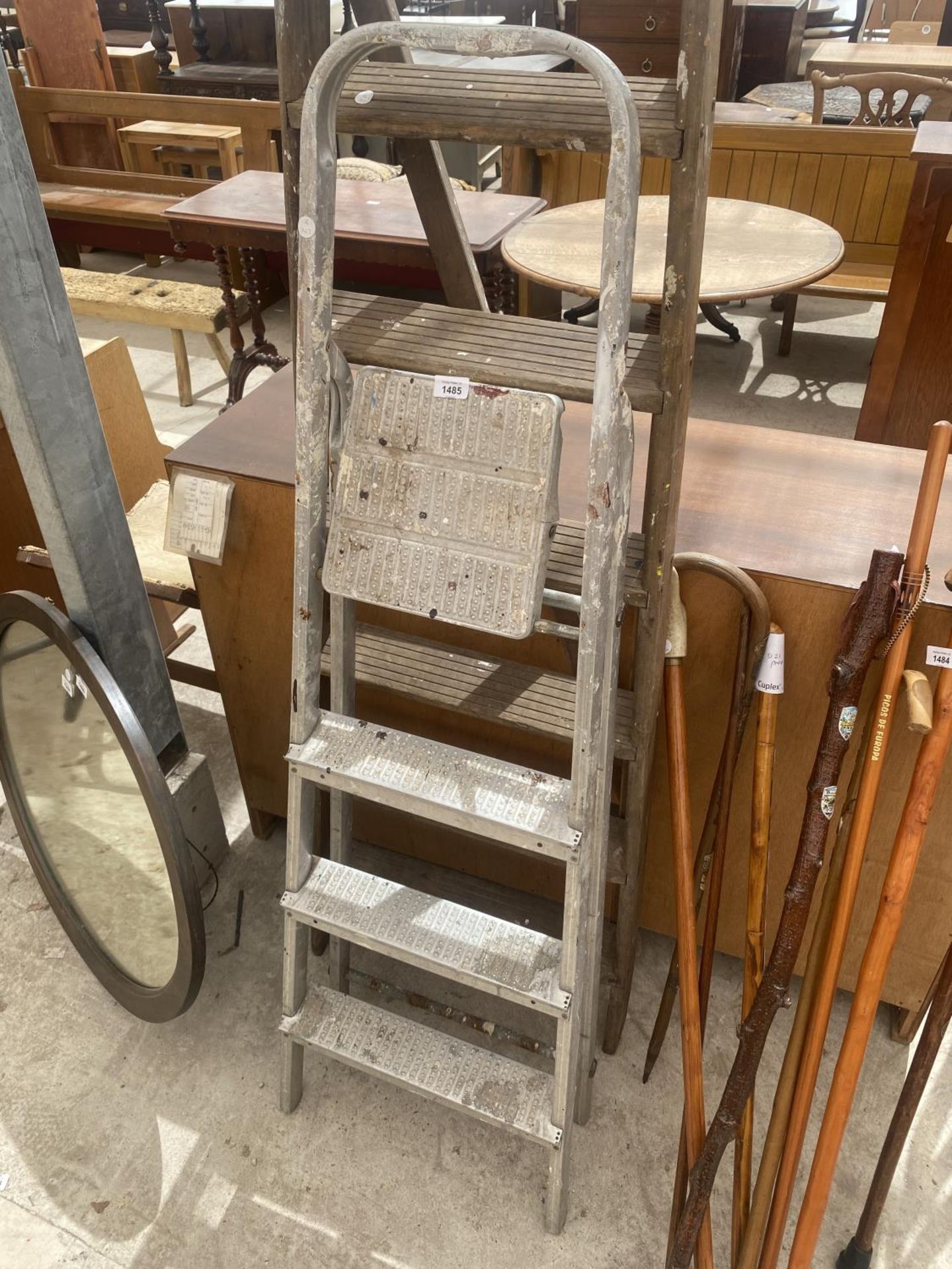 A VINTAGE 6 RUNG WOODEN STEP LADDER AND A 3 RUNG ALLUMINIUM STEP LADDER - Image 2 of 3