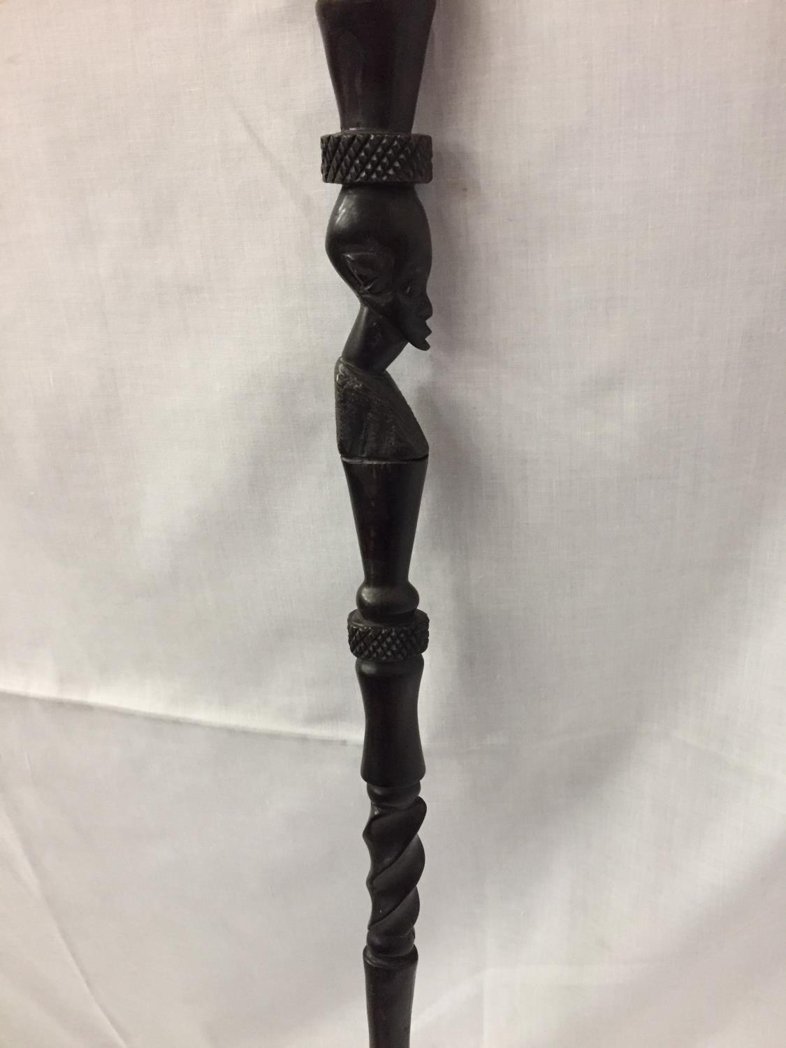 AN AFRICAN TRIBAL ELDERS WALKING STICK/STAFF WITH FIGURAL HEAD DESIGN TO THE BODY OF THE STICK - Image 4 of 4