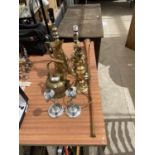 AN ASSORTMENT OF BRASS AND COPPER WARE TO INCLUDE A BRASS AND COPPER HORN, BRASS LAMPS AND A BRASS