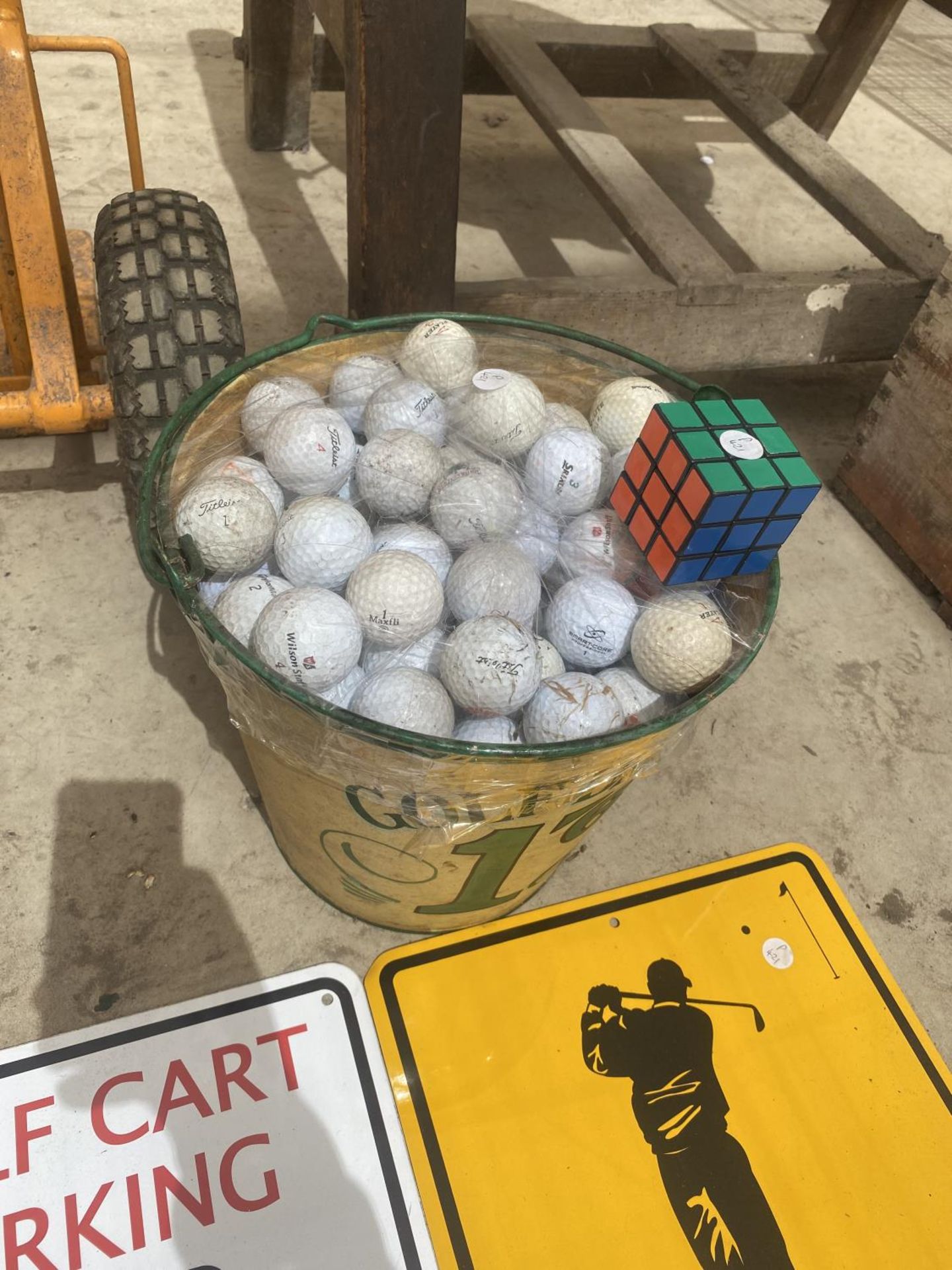 A LARGE QUANTITY OF GOLF BALLS, TWO GOLF RELATED SIGNS AND A GOLF BUCKET - Image 4 of 4