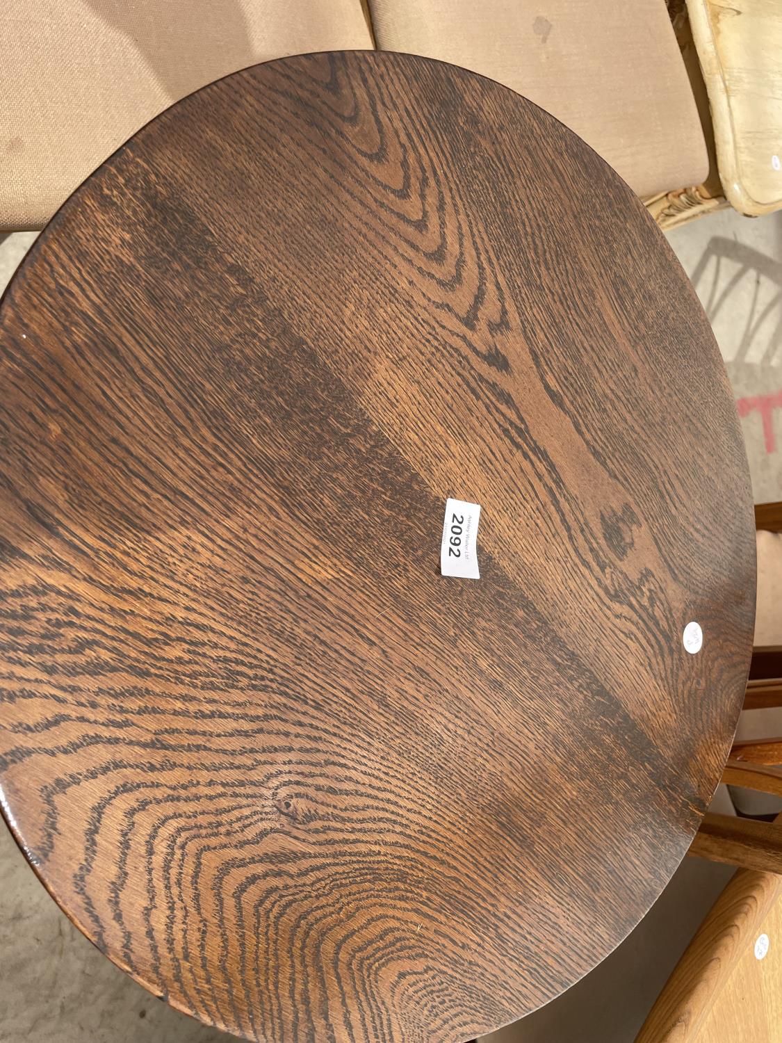 A GEORGIAN STYLE OAK TRIPOD TABLE ON BARLEYTWIST COLUMN, 19" DIAMETER - Image 2 of 3