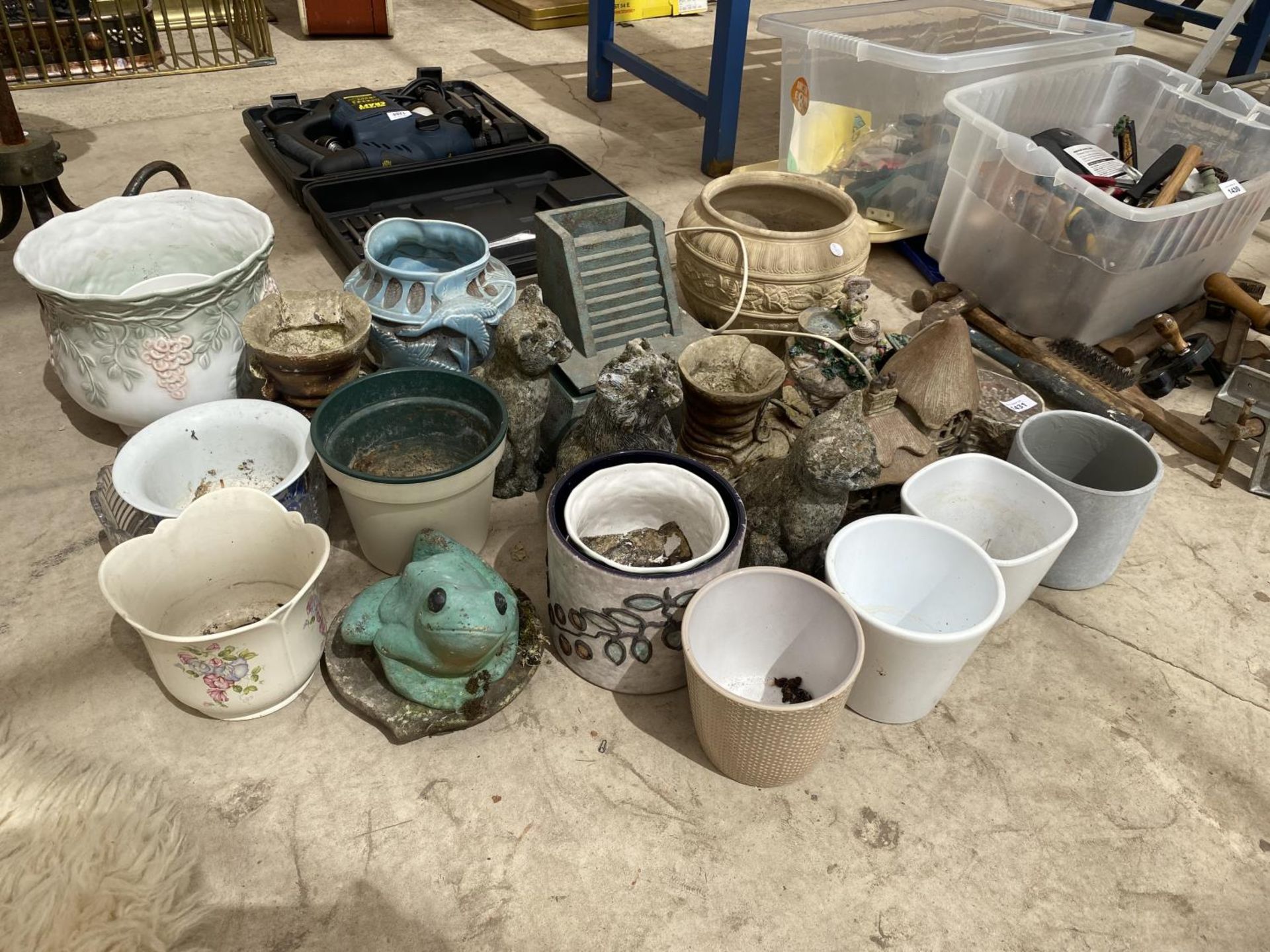 AN ASSORTMENT OF ITEMS TO INCLUDE PLANTERS AND ANIMAL GARDEN ORNAMENTS ETC