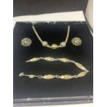 A SILVER NECKLACE, BRACELET AND EARRING SET IN A PRESENTATION BOX