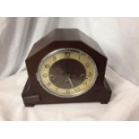 A WOODEN MANTEL CLOCK. H.22CM